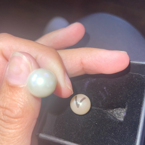 Double pearl v - earrings - Picture 3 of 3